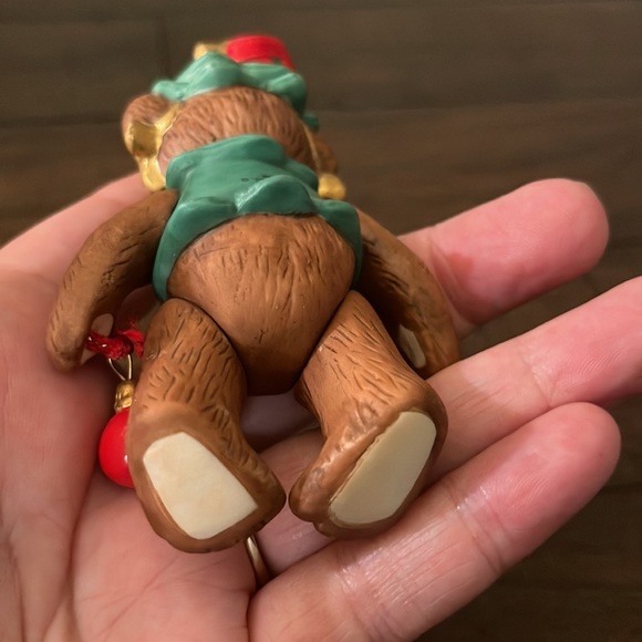 Vintage Hallmark Collector Series Gift Bearers Ornament 1999 - Picture 4 of 6